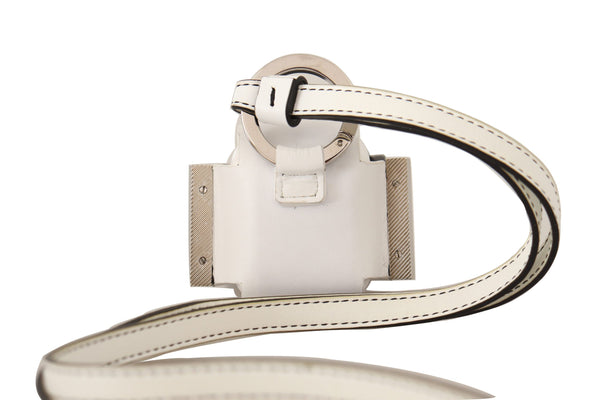 حافظة سماعات Airpods من دولتشي آند غابانا، بحزام جلدي أبيض وأسود، وشعار معدني فضي