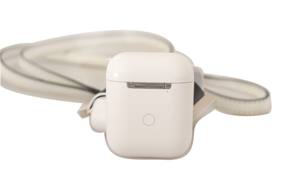 حافظة سماعات Airpods من دولتشي آند غابانا، بحزام جلدي أبيض وأسود، وشعار معدني فضي