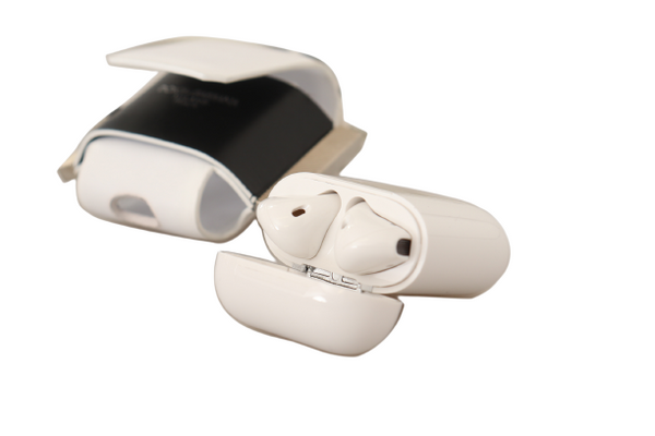 حافظة سماعات Airpods من دولتشي آند غابانا، بحزام جلدي أبيض وأسود، وشعار معدني فضي