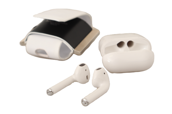حافظة سماعات Airpods من دولتشي آند غابانا، بحزام جلدي أبيض وأسود، وشعار معدني فضي